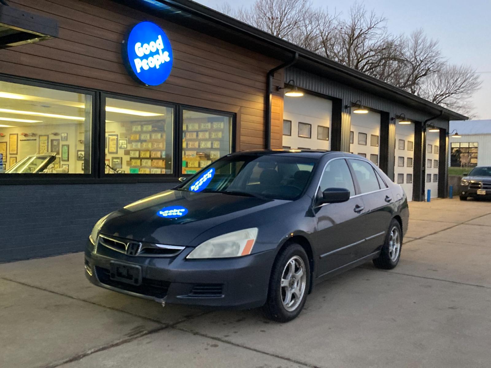 2006 Steel Blue Met. Honda Accord EX-L Sedan AT with Navigation and XM Radio (1HGCM567X6A) with an 2.4L L4 DOHC 16V engine, 5-Speed Automatic Overdrive transmission, located at 1800 South Ihm Blvd, Freeport, IL, 61032, (815) 232-5543, 42.278645, -89.607994 - Photo #4